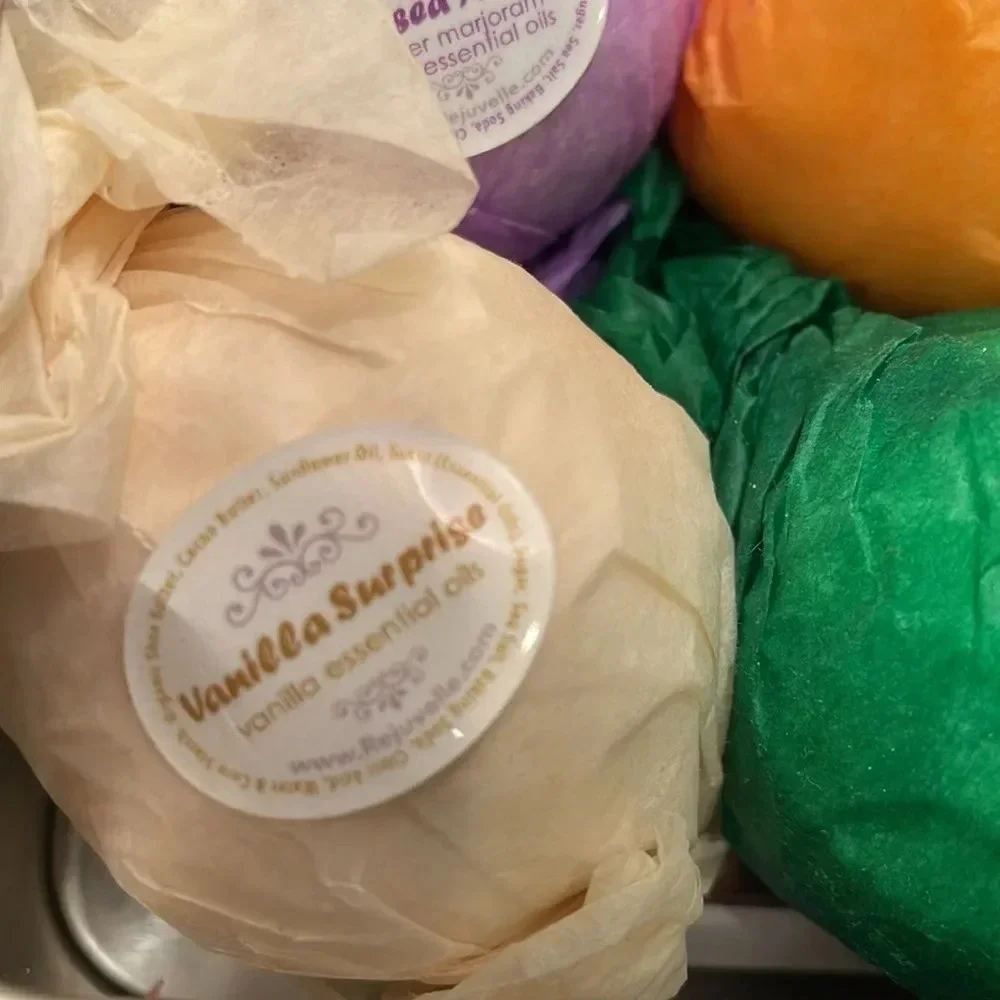 NWT Bath Bombs Aromatic Essential Oils.
